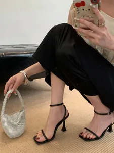Elegante schwarze Riemchen-Sandaletten mit hohem Absatz für festliche Sommerevents