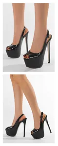 Detailansicht der 16 cm Plateau-Stilett-Sandalen mit schwarzer Krokodilstruktur