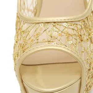 Gros plan détaillé de la chaussure à talons hauts à plateforme en dentelle dorée chic
