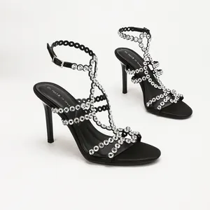 Elegante schwarze Sandaletten mit Strass-T-Riemen-Design und Knöchelriemen-Verschluss.