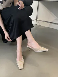 Elegantes mules de punta fina con tacón de aguja, bordado floral intrincado y pedrería