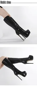 Bottes sexy en crocodile noir avec plateforme et talons aiguilles vue détaillée