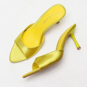 Elegante hellgelbe Satin-Mules mit offenem Zehenbereich und dünnem Stilettoabsatz-Design