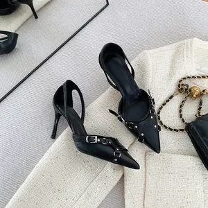 Elegantes tacones de aguja negros con punta fina y correas decorativas con hebilla