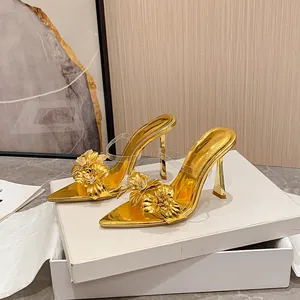 Sandales dorées à talons hauts, bout pointu et élégantes fleurs métalliques