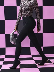 Profilo di leggings con stivali a spillo neri sexy a punta in uno studio
