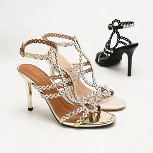 Elegante Stöckelsandalen mit Strassriemen und leisem Pfennigabsatz für Damen.