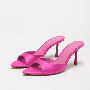 Elegante Mules aus magentafarbenem Satin mit Stiletto-Absatz und offener Zehenpartie