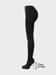 Vista dettagliata delle pantashoes nere a punta con tacco a spillo alto 11 cm.