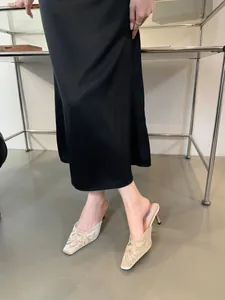 Elegantes mules beige bordados con punta cuadrada y tacón fino para un look oriental.