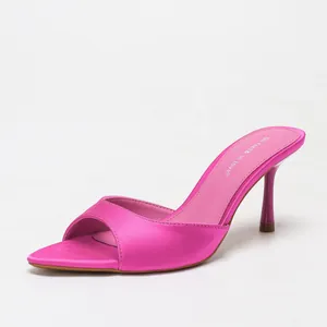 Elegante rosafarbene Satin-Mules mit spitzer Zehenpartie und Pfennigabsatz für Damen