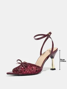 Dettaglio del sandalo da danza latina bordeaux con tacco da 9 cm e fiocco di paillettes