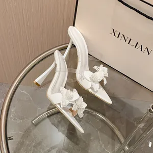 Sandales élégantes blanches à bout pointu avec fleurs 3D et brides transparentes