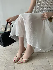 Elegantes zapatos slingback de malla estilo francés con bordado floral rosa delicado
