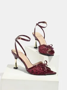 Vista dettagliata scarpe da ballo latino bordeaux con paillettes, fiocco e tacco dorato lucido