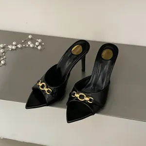 Eleganti sabot neri con tacco alto e punta con fibbia a catena dorata alla moda.