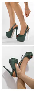 Detailansicht von 16 cm Plateau-High-Heels-Sandalen mit grünem Krokodilmuster.