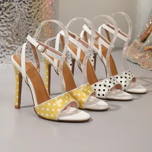 Vue détaillée de sandales à talons aiguilles avec motif à pois jaunes et noirs.