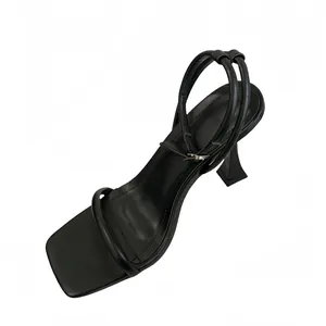 Elegante schwarze Sandaletten mit quadratischer Zehenpartie und feinen Riemen für Damen.