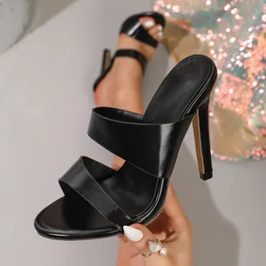 Mules à talons aiguilles noirs élégants à double bride pour des soirées sophistiquées
