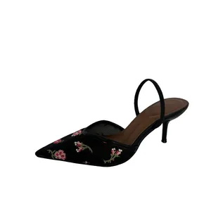 Elegantes zapatos de tacón bajo de malla negra en punta con bordado floral vintage