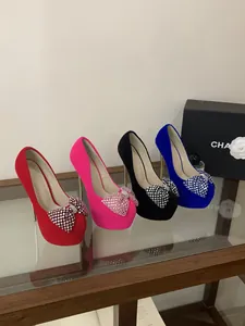 Extrem hohe Plateau-Pumps mit eleganten Strassschleifen in Rot, Pink, Schwarz und Blau