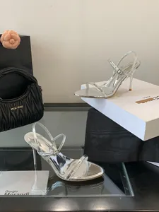 Élégantes sandales à talons aiguilles argentées avec bride cheville réglable sur écran pro