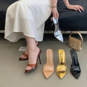 Eleganti sabot a punta con tacco a spillo e cinturino trasparente in vari colori