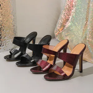 Détail de mules à talons hauts avec deux brides en noir et bordeaux métallisé chic