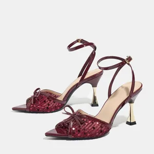 Eleganti scarpe da ballo latino bordeaux con paillettes, fiocco e tacco a rocchetto oro