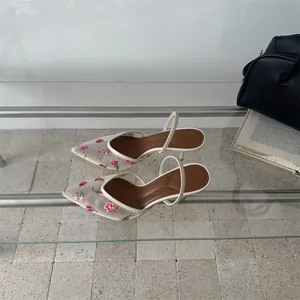 Detalle de zapatos slingback con bordado floral en malla y elegante punta fina