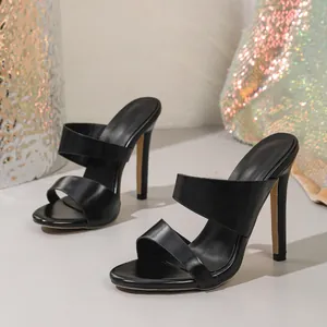 Mules élégantes à talons aiguilles noirs avec doubles brides pour soirées et réceptions