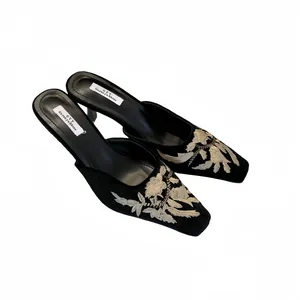 Elegantes mules bordados negros de estilo chino vintage con motivos florales y tacón