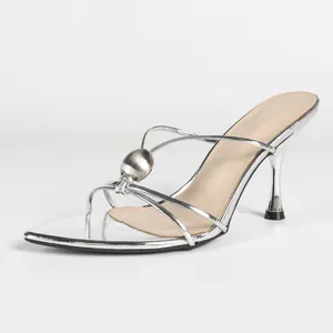 Eleganti mules argento a punta con tacco a spillo e raffinato dettaglio a sfera metallica