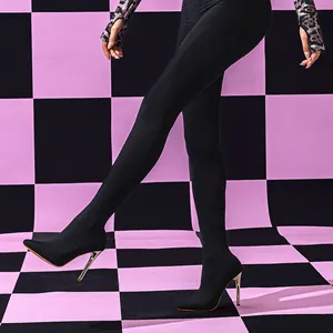 Stivali sexy a spillo neri a punta integrati con leggings attillati per un look snello