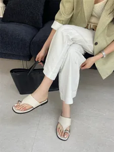 Elegante witte teenslippers met metalen ringdetail voor een stijlvolle zomerse look