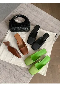 Κομψά mules με τετράγωνη μύτη και χοντρό τακούνι σε πράσινο, μαύρο και καφέ χρώμα