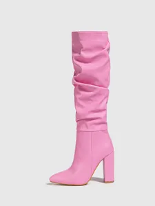 Dettaglio di stivali slouchy rosa alla moda con punta affilata e tacco alto a blocco