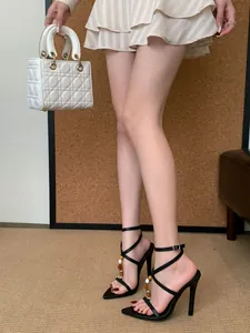 Elegante zwarte sandalen met hoge hak en puntige neus met kralen en enkelbandjes