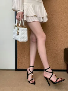 Elegante zwarte strappy sandalen met hoge hak, kraaldecoratie en open teen design