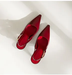 Gros plan d'élégants escarpins slingback bordeaux à bout pointu et boucle dorée