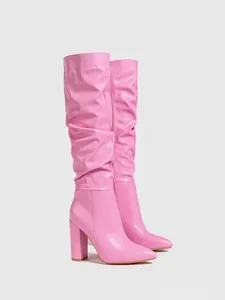 Eleganti stivali rosa slouchy alti al ginocchio con punta sottile e tacco a blocco.