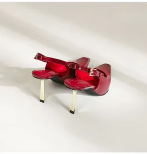 Vue détaillée d'escarpins en cuir verni rouge avec talon aiguille doré élégant