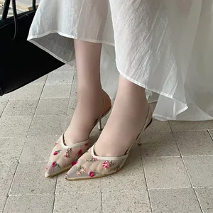 Elegantes tacones destalonados de estilo francés con bordado floral y malla transparente.