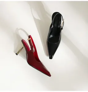 Élégants talons slingback pointus rouges et noirs avec un détail de talon doré métallique.