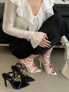 Elegante witte sandalen met hoge hakken van 9 cm, puntige neus en unieke kralendetails
