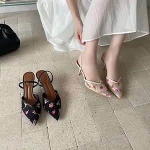Elegantes sandalias francesas destalonadas con bordado floral y detalles de malla