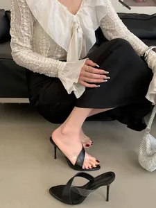 Elegante Stöckelsandalen mit Steinmuster und klarem PVC-Riemen in der Detailansicht
