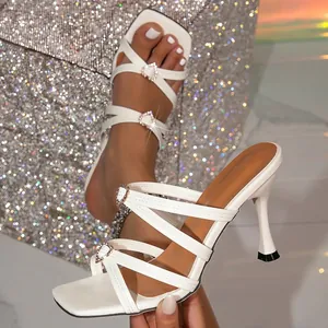 Eleganti sandali a spillo bianchi con punta quadrata e fibbie a cuore con strass