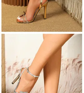 Nahaufnahme von eleganten hohen Sandaletten mit Strass-Schmetterling für Partys